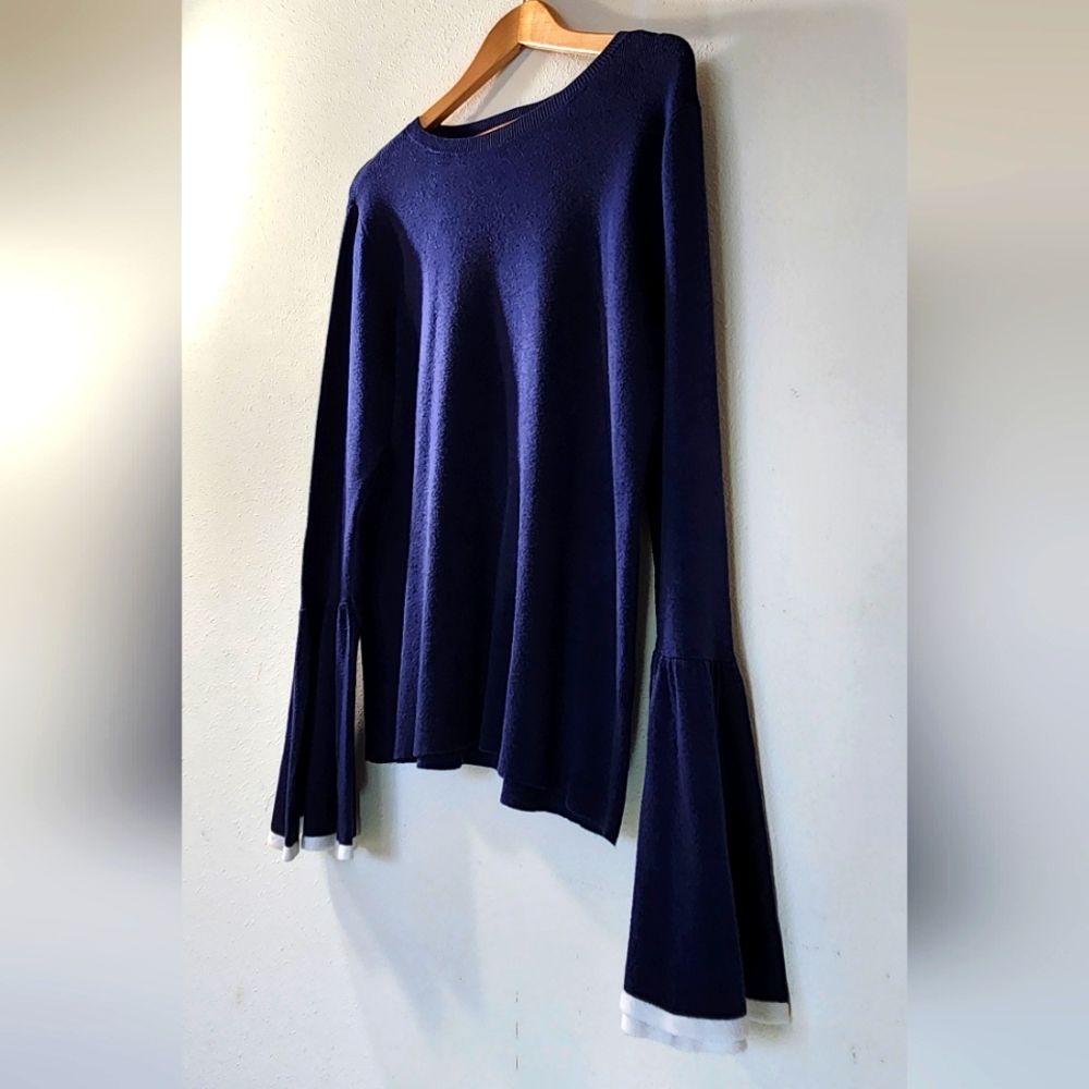 Beautiful navy blue Halogen sweater in excellent pre-loved condition, size L
